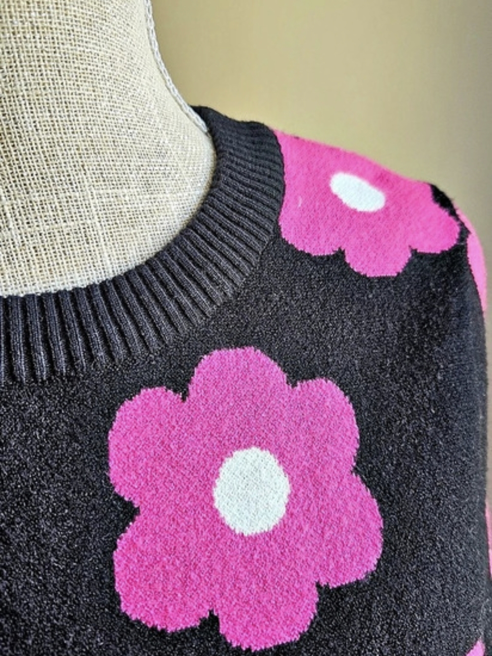 Cynthia Rowley Daisy Print Crewneck Sweater Black & Pink Large - Picture 5 of 6